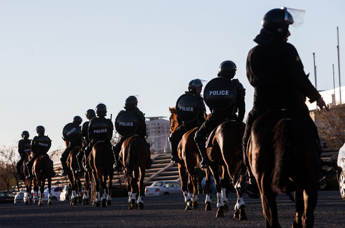 (تصاویر) پلیس اسب سوار در دربی
