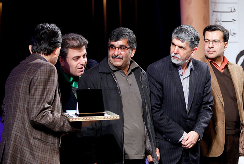 (تصاویر) برنده جایزه جلال‌آل احمد دست همسرش را بوسید