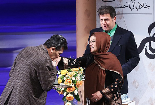 (تصاویر) برنده جایزه جلال‌آل احمد دست همسرش را بوسید