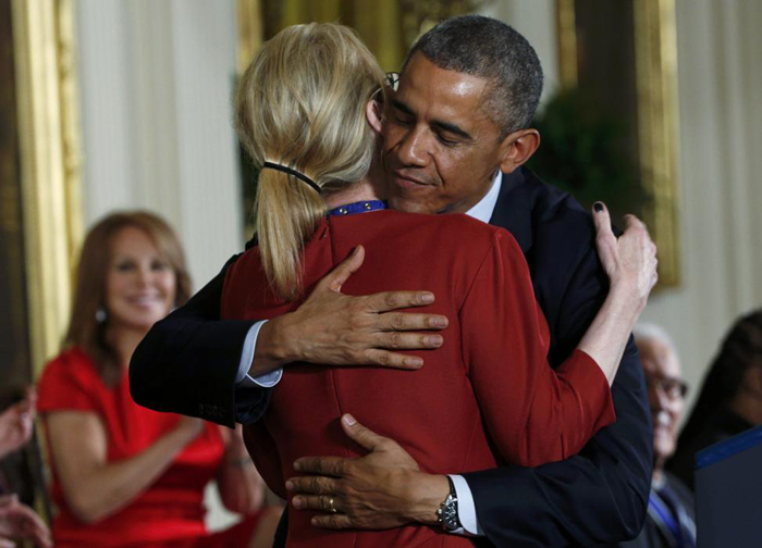 (تصاویر) اوباما مدال آزادی را به گردن 