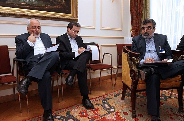 (تصاویر) تیم هسته‌ای ایران در حال خواندن متن تفاهم