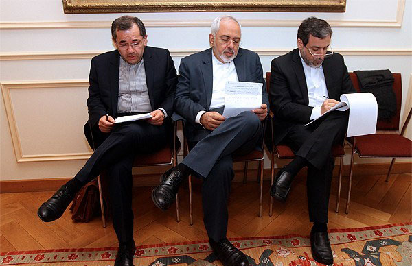 (تصاویر) تیم هسته‌ای ایران در حال خواندن متن تفاهم
