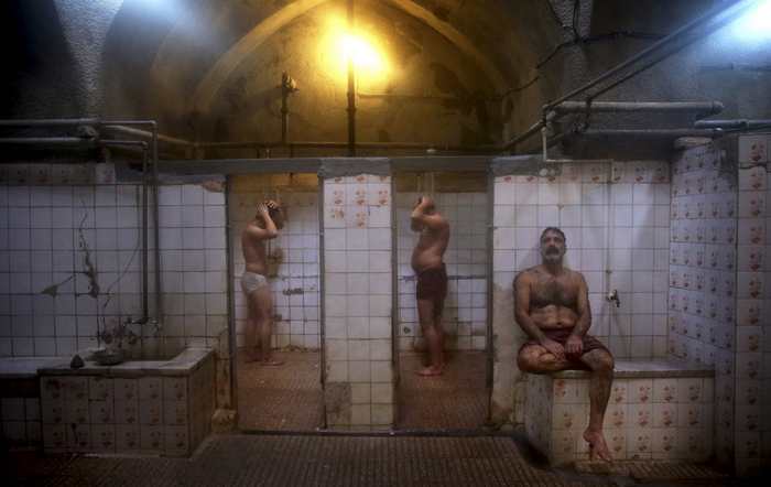 (تصاویر) گزارشAP از حمام عمومی در ایران