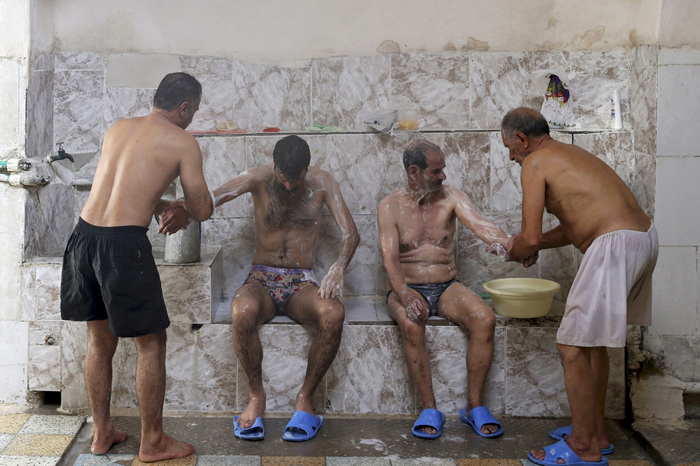 (تصاویر) گزارشAP از حمام عمومی در ایران