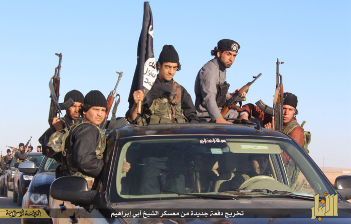(تصاویر) مانور فارغ‌التحصیلان داعش در 