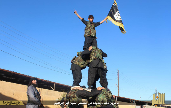 (تصاویر) مانور فارغ‌التحصیلان داعش در 