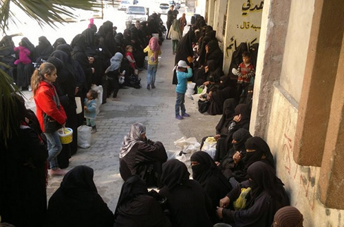 (تصاویر) صف غذا در پایتخت داعش