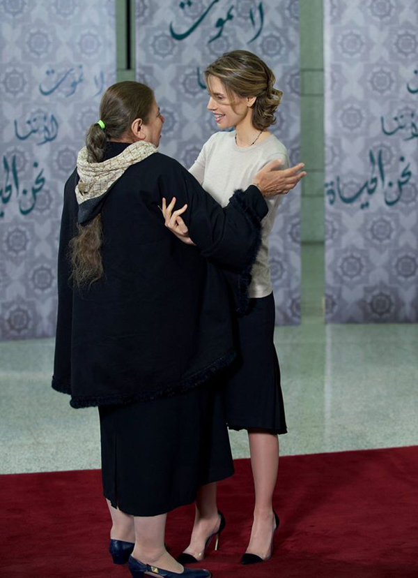 (تصاویر) همسر اسد میزبان مادران داغدار