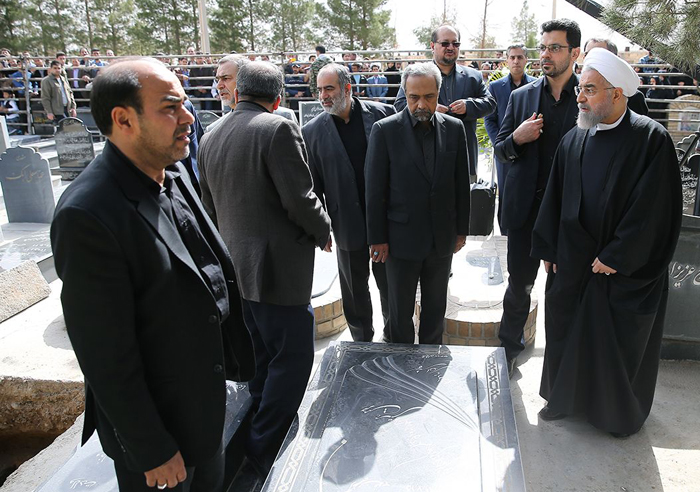 (تصاویر) تشییع و خاکسپاری والده رئیس‌جمهور