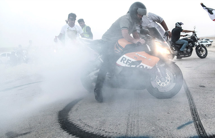 (تصاویر) تفریح خطرناک موتورسواران در لامرد