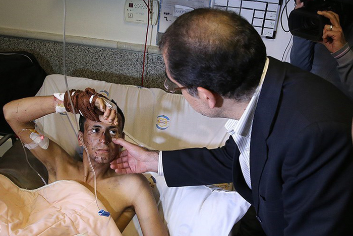 (تصاویر) عیادت وزیربهداشت از مجروحان یمنی