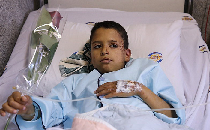 (تصاویر) عیادت وزیربهداشت از مجروحان یمنی