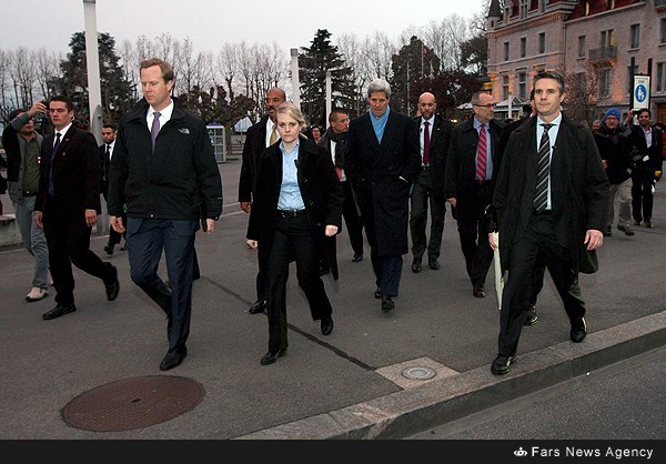 (تصویر) پیاده‌روی جان کری در پایان روز اول مذاکرات