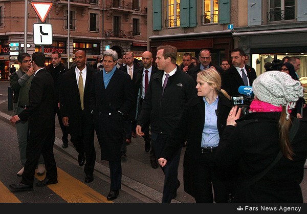 (تصویر) پیاده‌روی جان کری در پایان روز اول مذاکرات