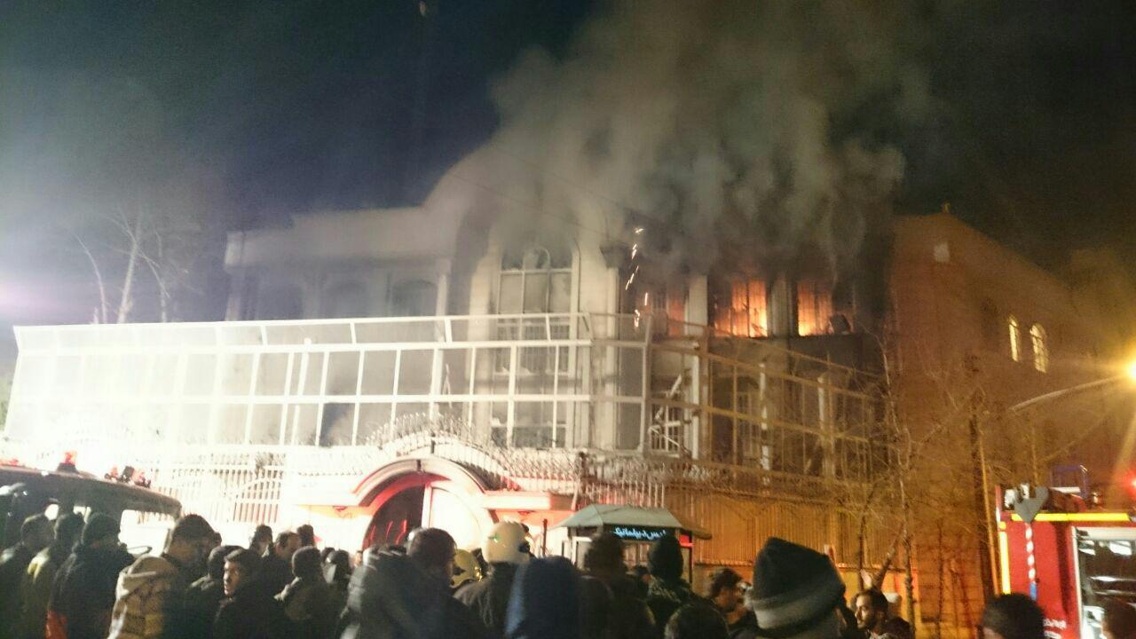 سفارت عربستان در تهران به آتش کشیده شد