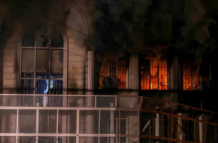 (تصاویر) به‌آتش‌کشیدن سفارت عربستان در تهران