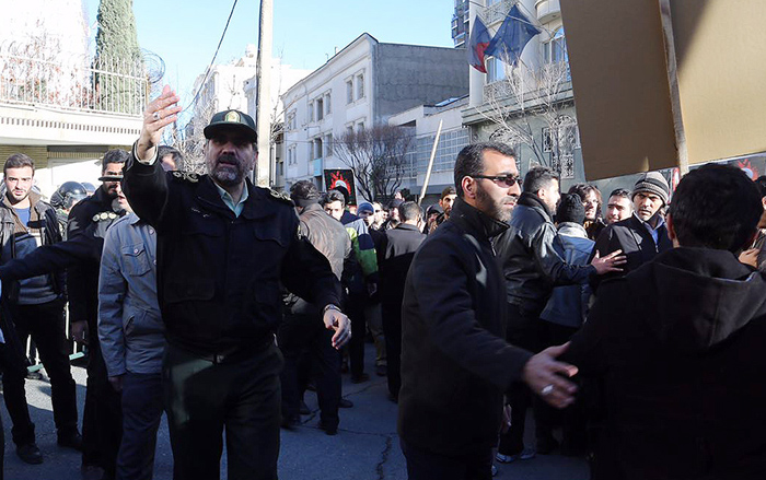 (تصاویر) تجمع بدون مجوز قابل سفارت عربستان