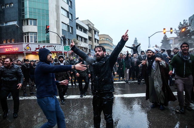 (تصاویر) برخورد پلیس با معترضان مقابل کنسولگری عربستان
