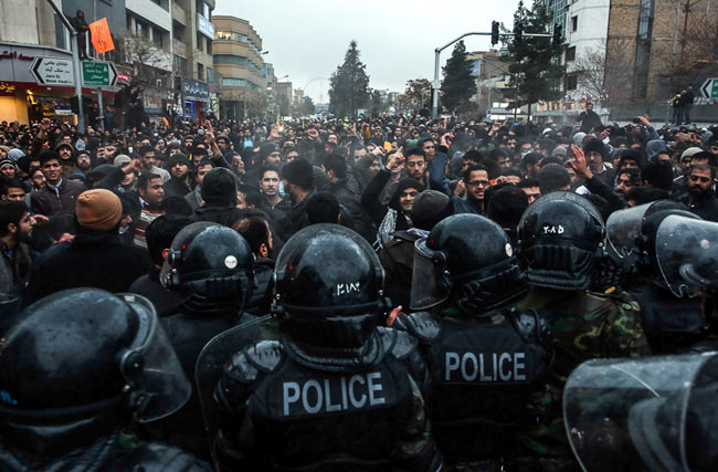 (تصاویر) برخورد پلیس با معترضان مقابل کنسولگری عربستان