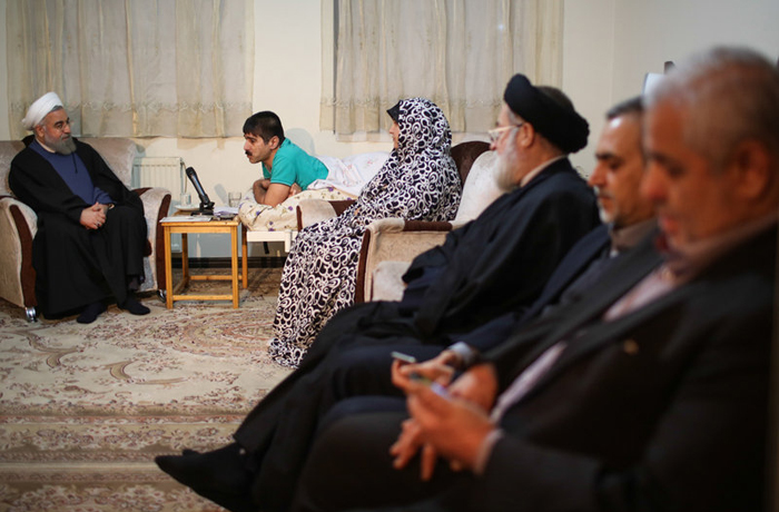 (تصاویر) حضور سرزده روحانی در خانه یک جانباز