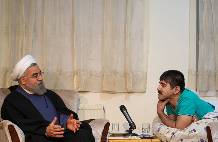 (تصاویر) حضور سرزده روحانی در خانه یک جانباز