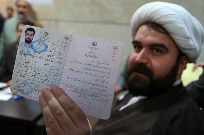 (تصاویر) ثبت نام نوه امام(ره) در انتخابات مجلس