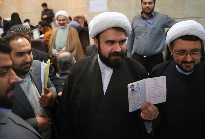 (تصاویر) ثبت نام نوه امام(ره) در انتخابات مجلس