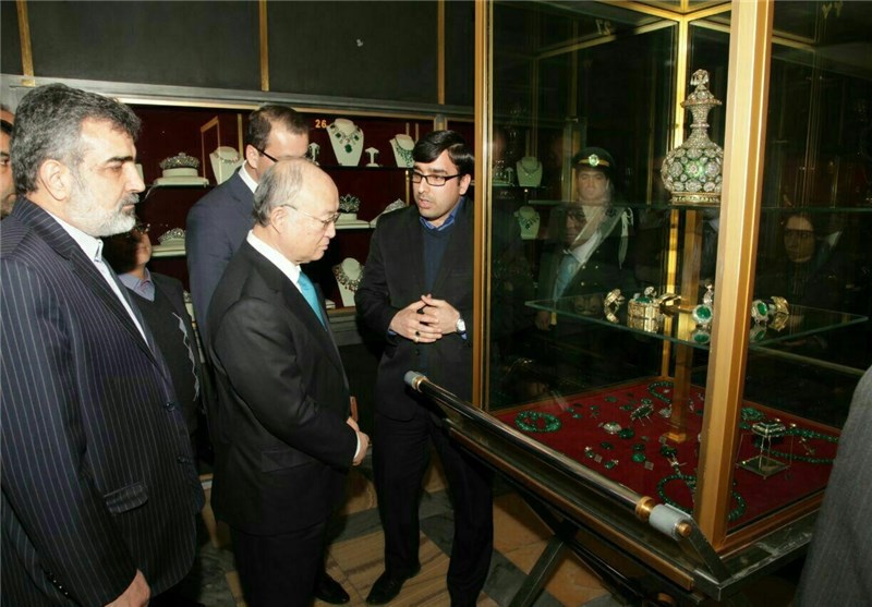 (تصاویر) بازدید آمانو از موزه جواهرات ملی