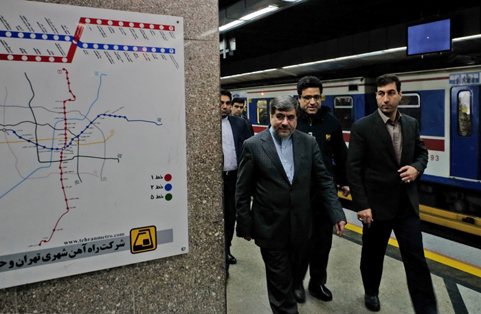 (تصاویر) علی جنتی در مترو