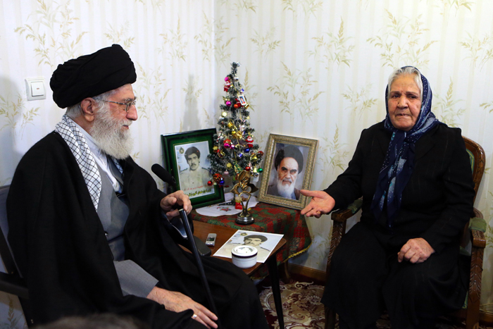 (تصاویر) رهبر انقلاب در منزل شهید 