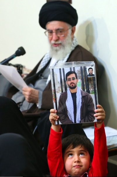 (تصاویر) فرزند خردسال شهید در آغوش رهبر انقلاب
