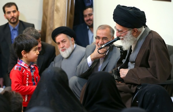 (تصاویر) فرزند خردسال شهید در آغوش رهبر انقلاب