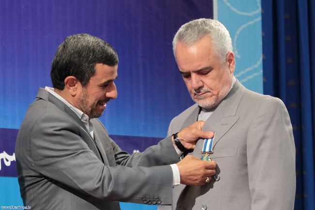 احمدی‌نژاد به چه کسانی نشان اعطا کرد؟