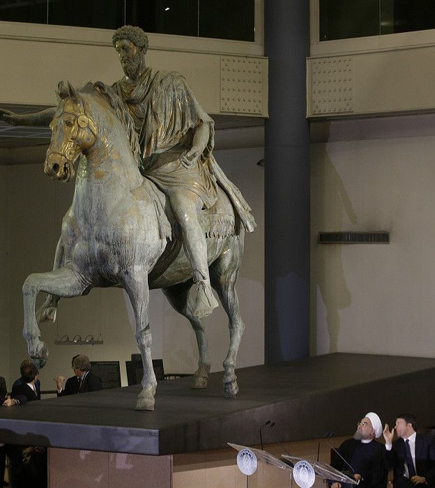 پوشاندن مجسمه‌های برهنه هنگام بازدید روحانی از موزه‌ای در رم +(تصویر)