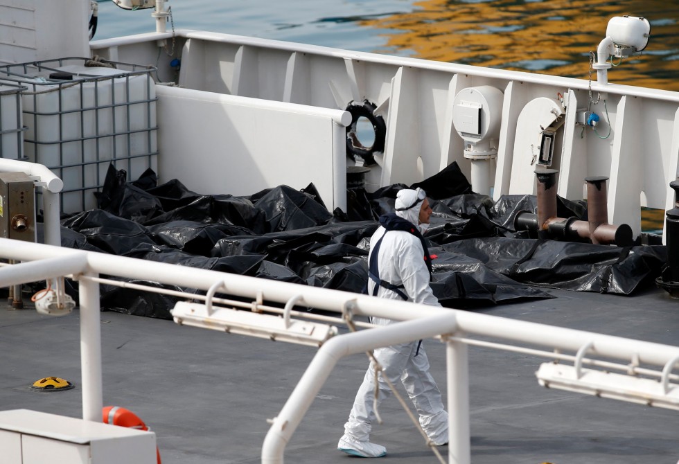 (تصاویر) غرق‌شدن کشتی مهاجران در مدیترانه