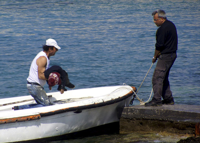 (تصاویر) غرق شدن قایق مهاجران در یونان