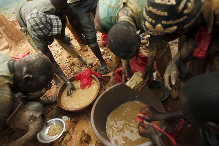 (تصاویر) کارگران معدن طلا در ساحل عاج