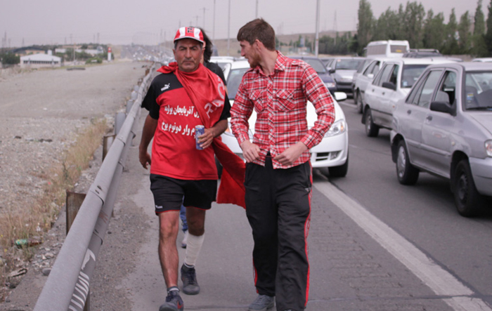 (تصاویر) هوادار تراکتور پیاده به تهران آمد