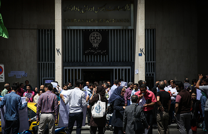 تجمع اعتراضی سهامداران مقابل بورس تهران