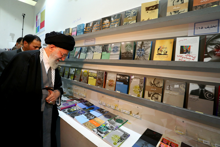 (تصاویر) رهبرانقلاب در نمایشگاه کتاب