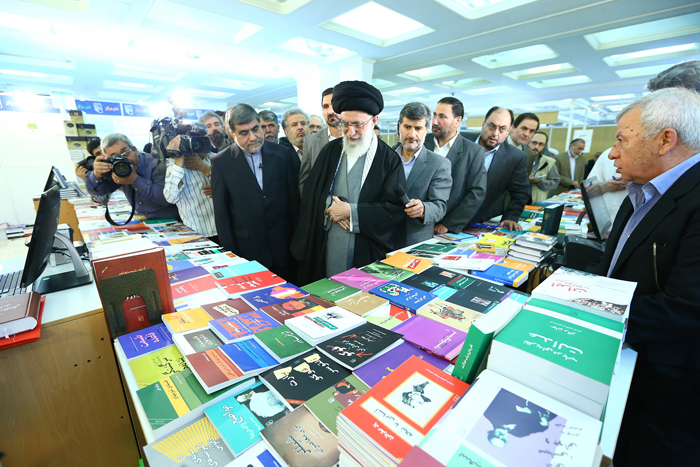 (تصاویر) رهبرانقلاب در نمایشگاه کتاب