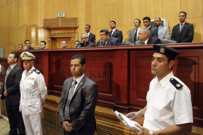 (تصاویر) لحظات اعلام حکم اعدام مرسی