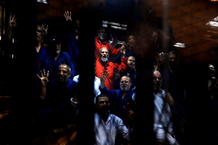 (تصاویر) لحظات اعلام حکم اعدام مرسی