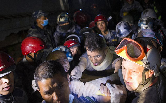 (تصاویر) نجات از زیر آوار پس از 27ساعت