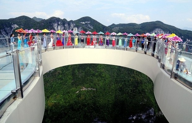 (تصاویر) ترسناک ترین پیاده‌رو جهان در چین