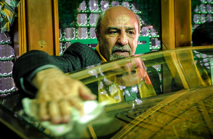 (تصاویر) وزیر ورزش در غبار روبی حرم عبدالعظیم(ع)
