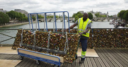 (تصاویر) پاکسازی پل قفل عشاق در پاریس