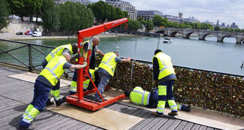 (تصاویر) پاکسازی پل قفل عشاق در پاریس