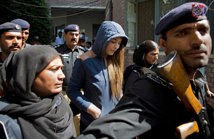 (تصاویر) محاکمه مدل‌پاکستانی به اتهام پولشویی