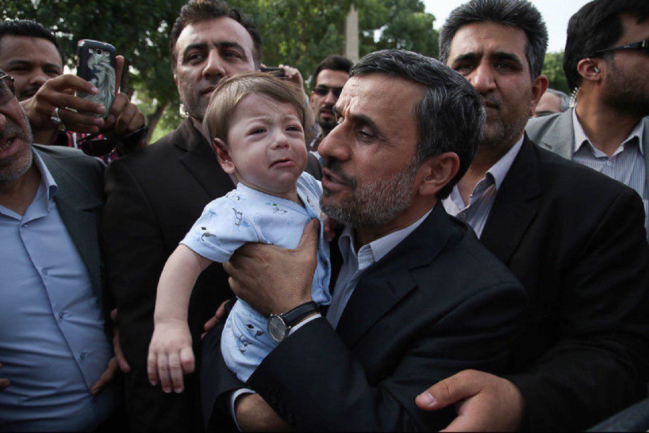 (عکس) تلاش احمدی نژاد برای آرام کردن کودک